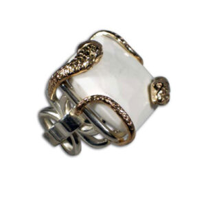 anello argento e oro, agata bianca