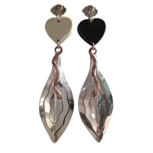 orecchini foglie macro argento e bronzo con cuori ebano e resina