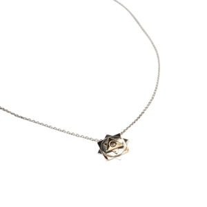 Una catenina chakra argento e bronzo